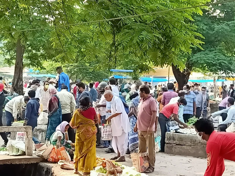  ସାମାଜିକ ଦୂରତା କଟକଣା ବାଟବଣା: ଅଧିକାଂଶଙ୍କ ମୁହଁରେ ନାହିଁ ମାସ୍କ, ହଜିଗଲେ ଏନ୍‌ଫୋର୍ସମେଣ୍ଟ ଟିମ୍