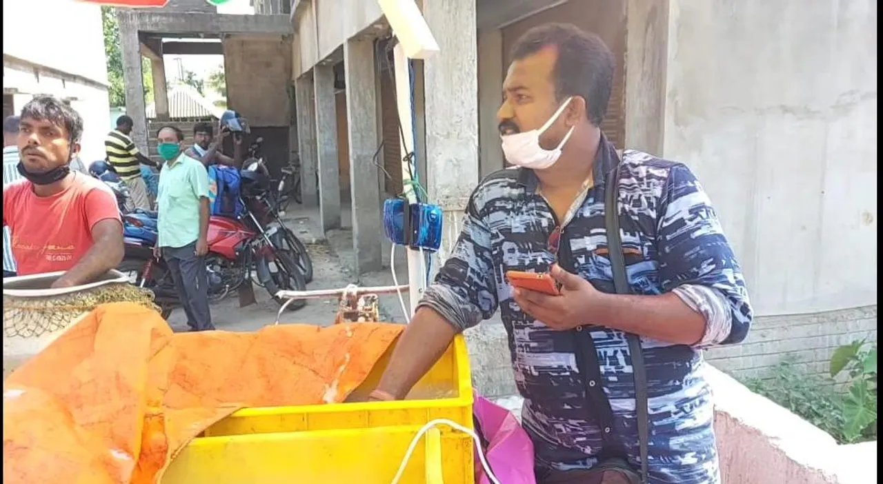  କରୋନା ହଜାଇ ଦେଉଛି ପରିଚୟ: ସ୍ୱନାମଧନ୍ୟ କଣ୍ଠଶିଳ୍ପୀ କୁମାର ଗୌତମ ଏବେ ମାଛ ବେପାରୀ