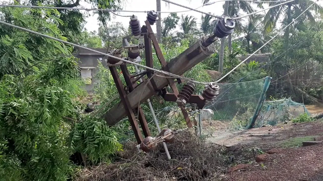  ବାତ୍ୟାର ୩ ଦିନ ପରେ ବି ଭଦ୍ରକ ଜିଲ୍ଲାର ୧୫୦ରୁ ଉର୍ଦ୍ଧ୍ୱ ଗାଁ ଅନ୍ଧାରରେ