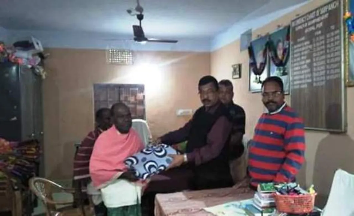  ଗୋପାଳପୁର ସରପଞ୍ଚଙ୍କ ବଦଳରେ ଦେଢ଼ଶୂର ପ୍ରକାଶ ସ୍ୱାଇଁ ପଂଚାୟତ କାର୍ଯ୍ୟାଳୟରେ ହିତାଧିକାରୀଙ୍କୁ ସାମଗ୍ରୀ ବଣ୍ଟନ କରୁଛନ୍ତି 