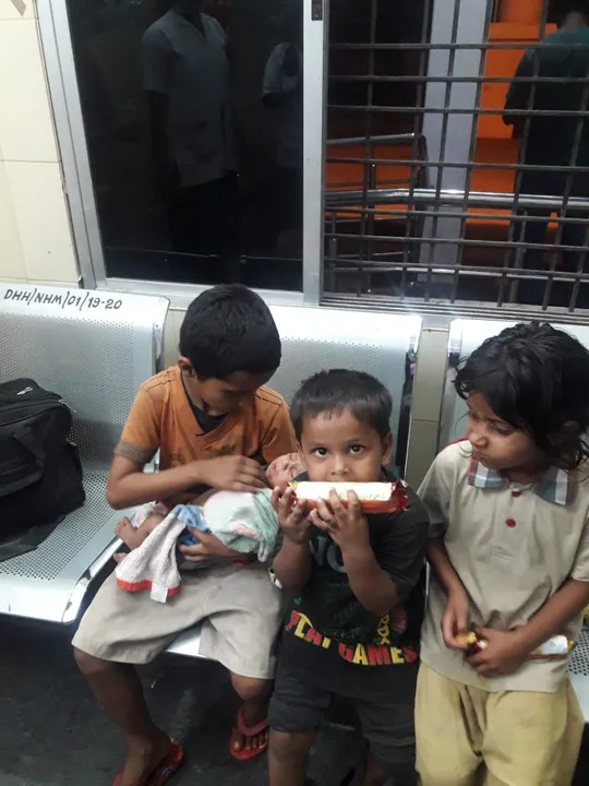  ଉଜୁଡ଼ି ଗଲା ସଂସାର: ଦାରିଦ୍ର୍ୟ ସାଙ୍ଗକୁ ରୋଗର ତାଡ଼ନା, ୪ ସନ୍ତାନ ମା’ ଛେଉଣ୍ଡ