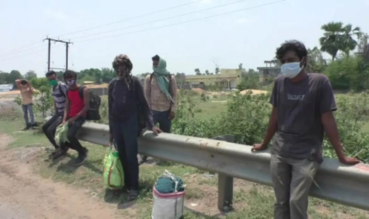  ରାଜରାସ୍ତାରେ ଶ୍ରମିକଙ୍କ ସୁଅ ଛୁଟୁଛି: କିଏ ସାଇକେଲର ତ କିଏ ଚାଲିଚାଲି