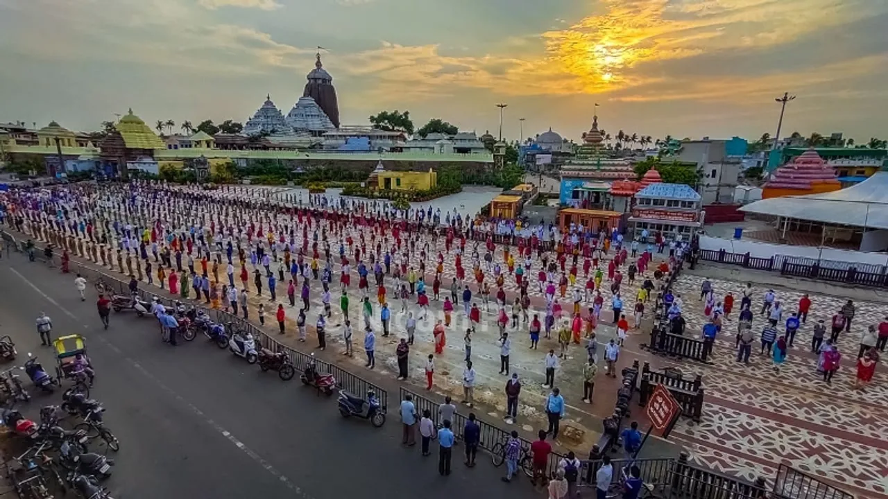  ଶନିବାର ଶ୍ରୀକ୍ଷେତ୍ରର ବଡ଼ଦାଣ୍ଡରେ ସହସ୍ରାଧିକ ଲୋକ ବନ୍ଦେ ଉତ୍କଳ ଜନନୀ ଗାନ କରୁଛନ୍ତି 