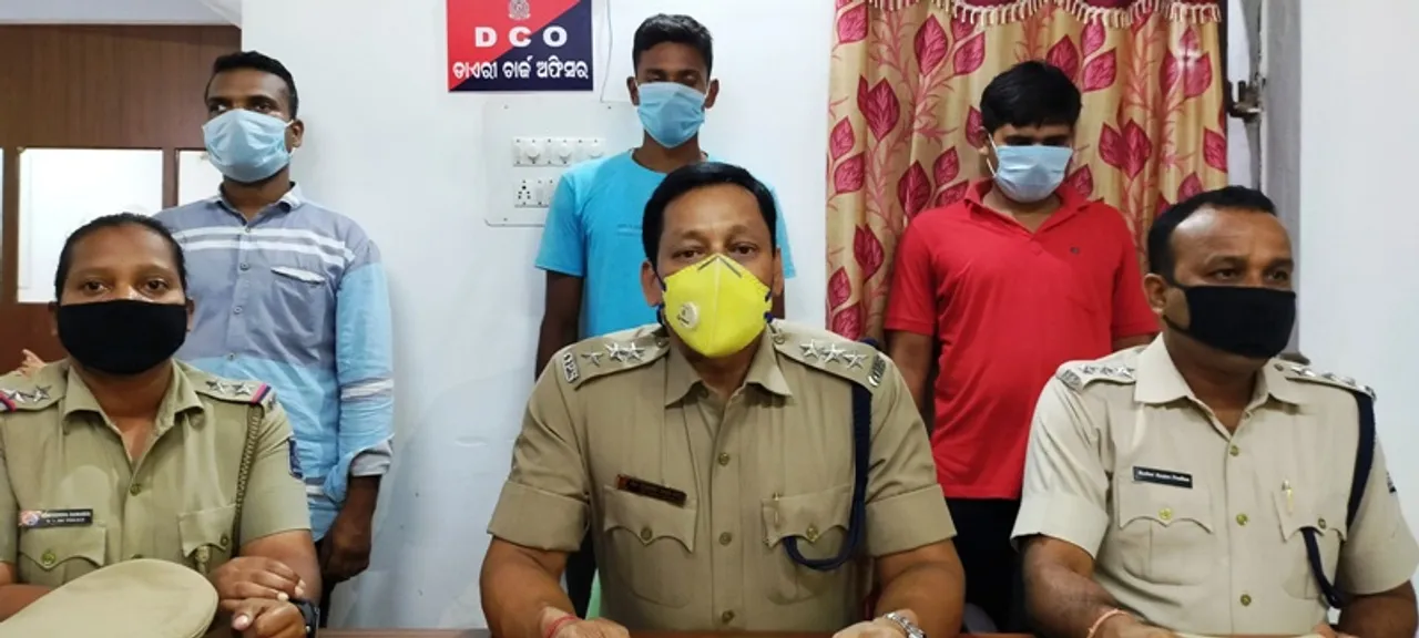  ଖାକିରେ ଲାଗିଲା ଦାଗ: ମାଓ ମୁକାବିଲା ସହାୟତା ଓ ମହଙ୍ଗା ଭତ୍ତା ନାଁରେ ୩.୪୫ ଲକ୍ଷ ହଡ଼ପ, ୩ ଯବାନ ଗିରଫ 