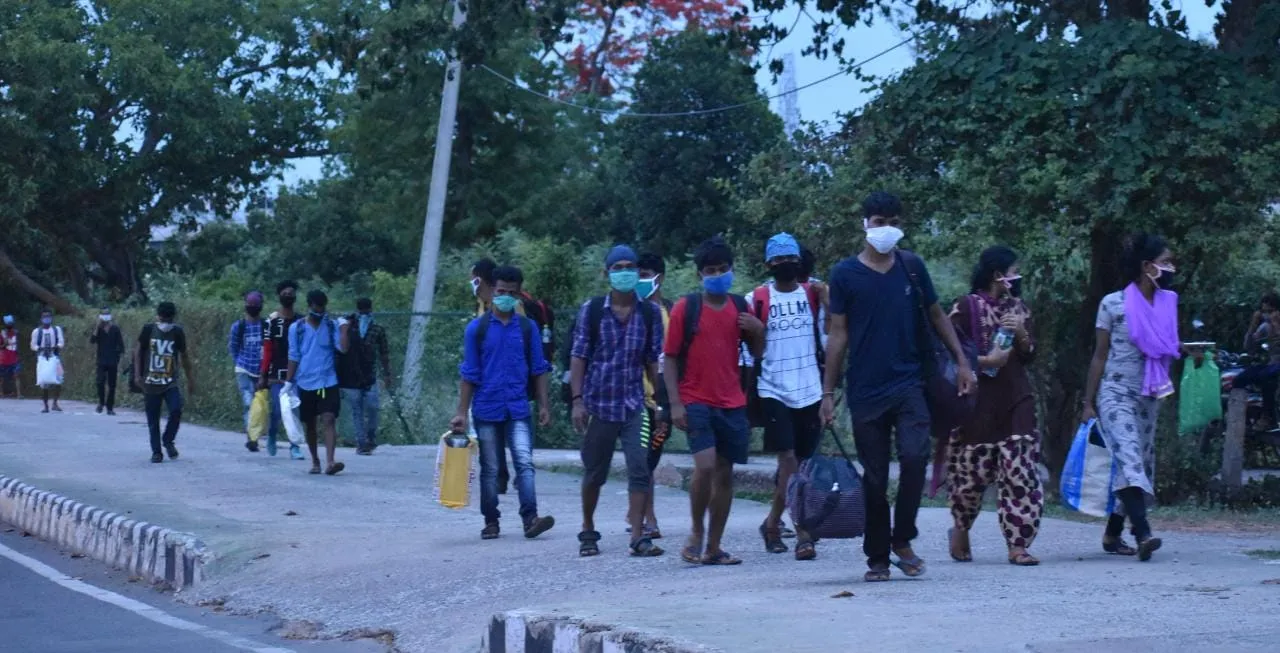  ଚେନ୍ନାଇରୁ ଭୁବନେଶ୍ୱର ଆସିଲେ  ମୟୁରଭଞ୍ଜର ଯୁବକ ଯୁବତୀ। (ଫଟୋ: ବିଭୂତି)