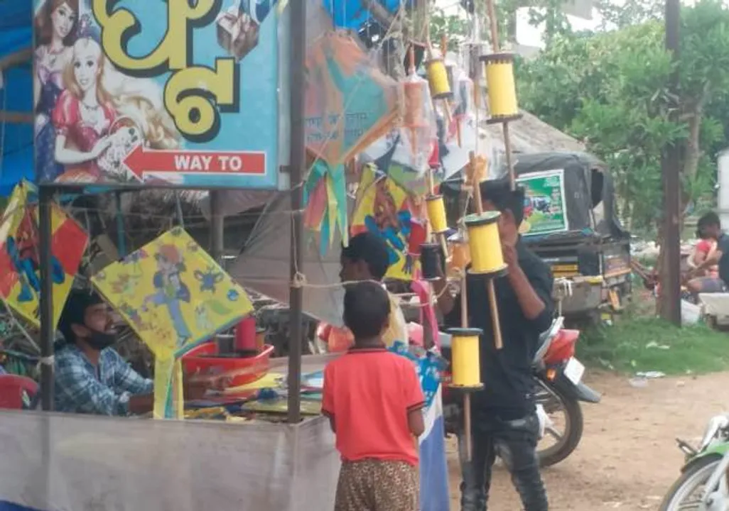 ବାରିପଦା ସହର ମୁଖ୍ୟରାସ୍ତାରେ ଉଡ଼ୁଛି ବିପଦ : ଗୁଡ଼ି ଉଡ଼ାରେ ବ୍ୟବହୃତ ମାଞ୍ଜା ସୁତା ପ୍ରାଣଘାତୀ ହୋଇପାରେ, ଏକାଧିକ ପଥଚାରୀ ଆହତ
