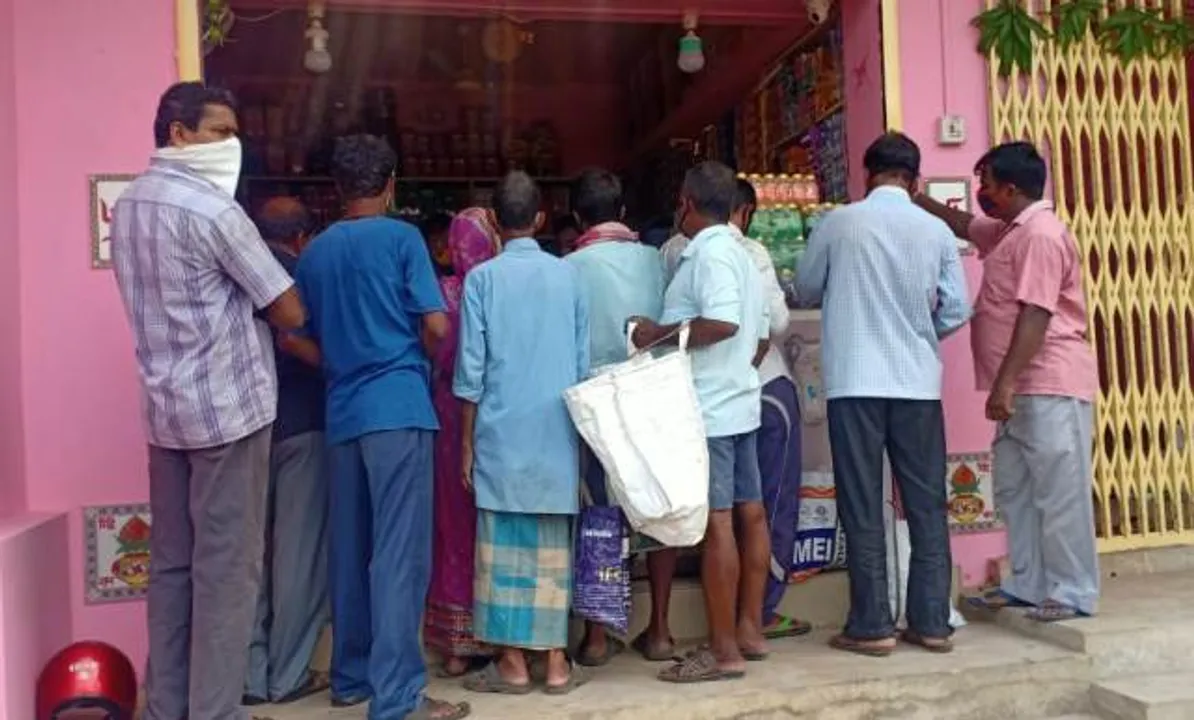  କରୋନା ପାଇଁ ଲକଡାଉନ ସମୟରେ ବାଲେଶ୍ୱରରେ ଏମିତି ସାମାଜିକ ଦୂରତା । (ଫଟୋ: ମନୋଜ ବିଶ୍ୱାଳ)