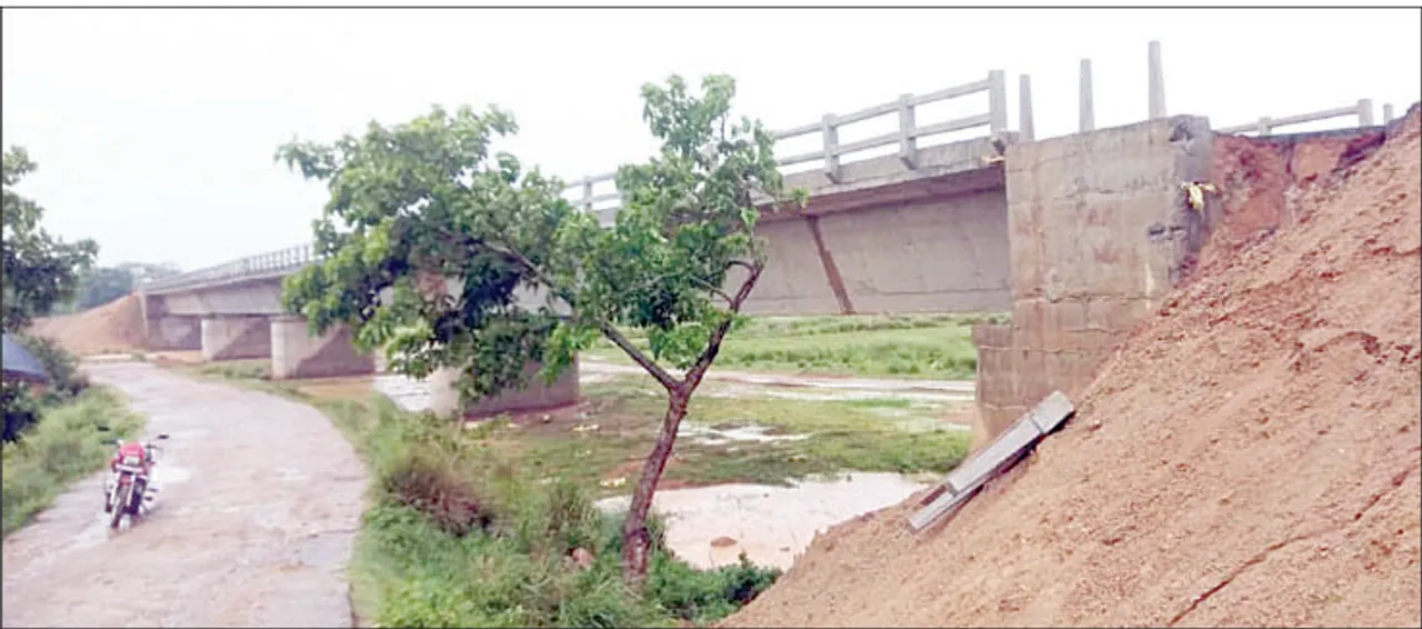  ନିମ୍ନମାନର କାମକୁ ଧରାପକାଇଲା ଅମ୍ଫାନ, ଭୁଶୁଡ଼ିଲା ବିଜୁସେତୁ