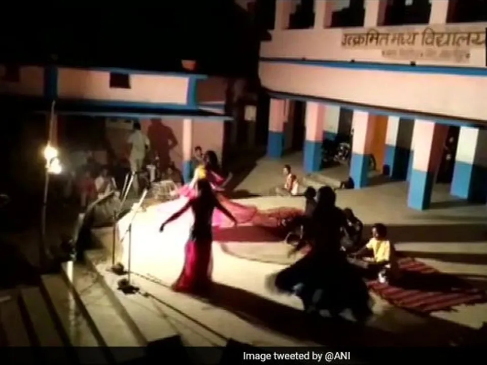  ସଙ୍ଗରୋଧ କେନ୍ଦ୍ରରେ ଅଶ୍ଳୀଳ ନୃତ୍ୟର ଆୟୋଜନ; ସୋସିଆଲ ମିଡିଆରେ ଭିଡିଓ ଭାଇରାଲ୍‌