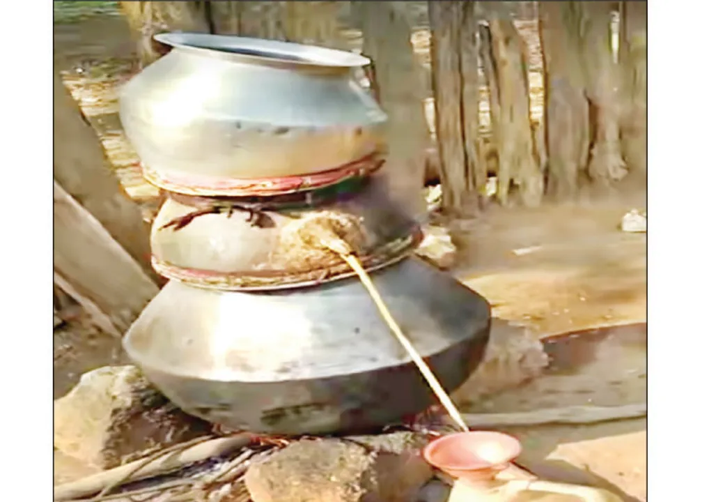  ଘରେ ଘରେ ହାଣ୍ଡିଆ ହାଟ, ଛେନା ତଳେ ଭାଙ୍ଗ ବିକ୍ରି