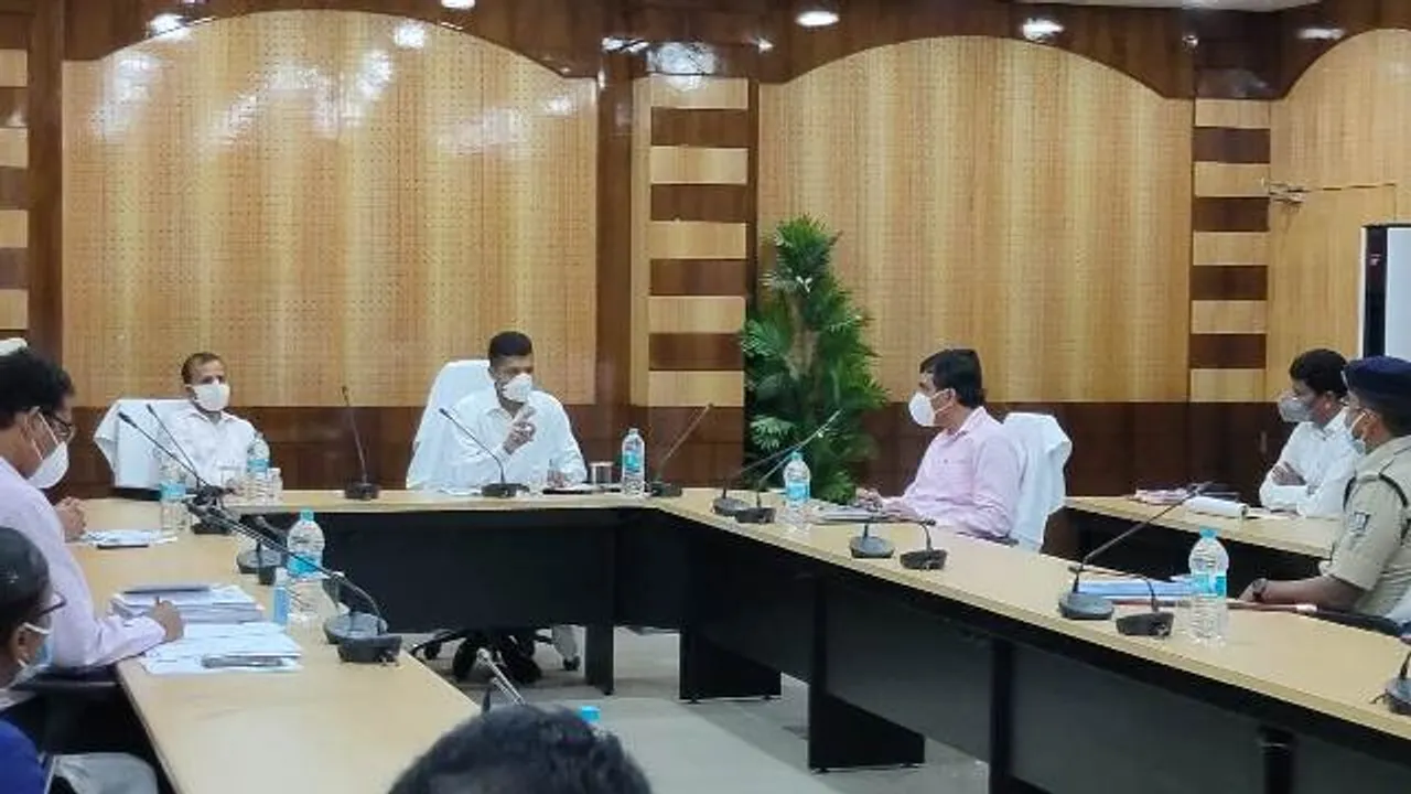  ଝାରସୁଗୁଡ଼ାରେ କୋଭିଡ ହସ୍ପିଟାଲ ପରଦର୍ଶନ ଓ ସମୀକ୍ଷା କଲେ ୫-ଟି ସଚିବ ଓ ଉନ୍ନୟନ କମିସନର