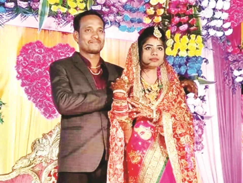  ବନ୍ଦ ଘରୁ ନବ ଦମ୍ପତିଙ୍କ ମୃତଦେହ ମିଳିବା ଘଟଣା : ପତ୍ନୀଙ୍କୁ ଗଳା ଚିପି ମାରିବା ପରେ ସ୍ବାମୀ କରିଥିଲା ଆତ୍ମହତ୍ୟା