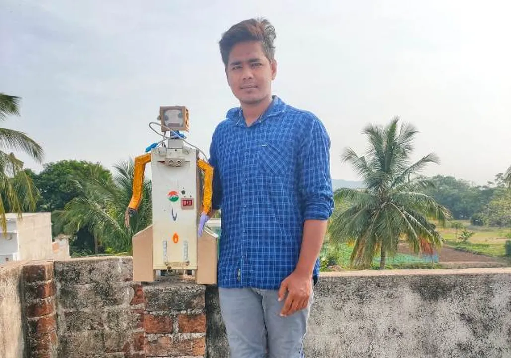  ଚର୍ଚ୍ଚାରେ ବଳରାମଙ୍କ ସାନିଟାଇଜର୍ ରୋବଟ୍ : କରମର୍ଦ୍ଦନ ବଦଳରେ କରୁଛି ସାନିଟାଇଜ୍ ସିଞ୍ଚନ