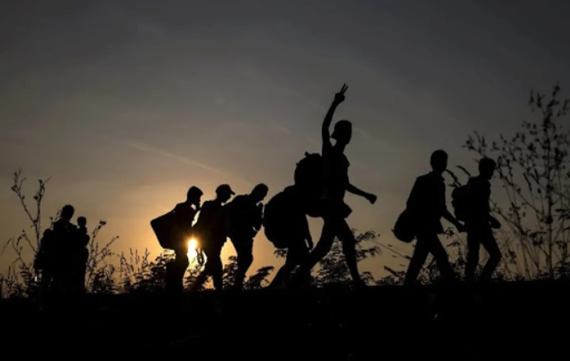  Migrants, hoping to cross into Hungary, walk along a railway track outside the village of Horgos in Serbia, towards the border it shares with Hungary, August 31, 2015. REUTERS/Marko Djurica 