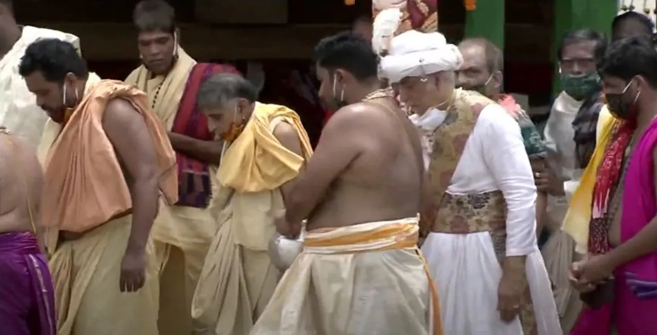  ତିନି ରଥରେ ଗଜପତି ମହାରାଜା ଦିବ୍ୟସିଂହ ଦେବଙ୍କ ଛେରା ପହଁରା