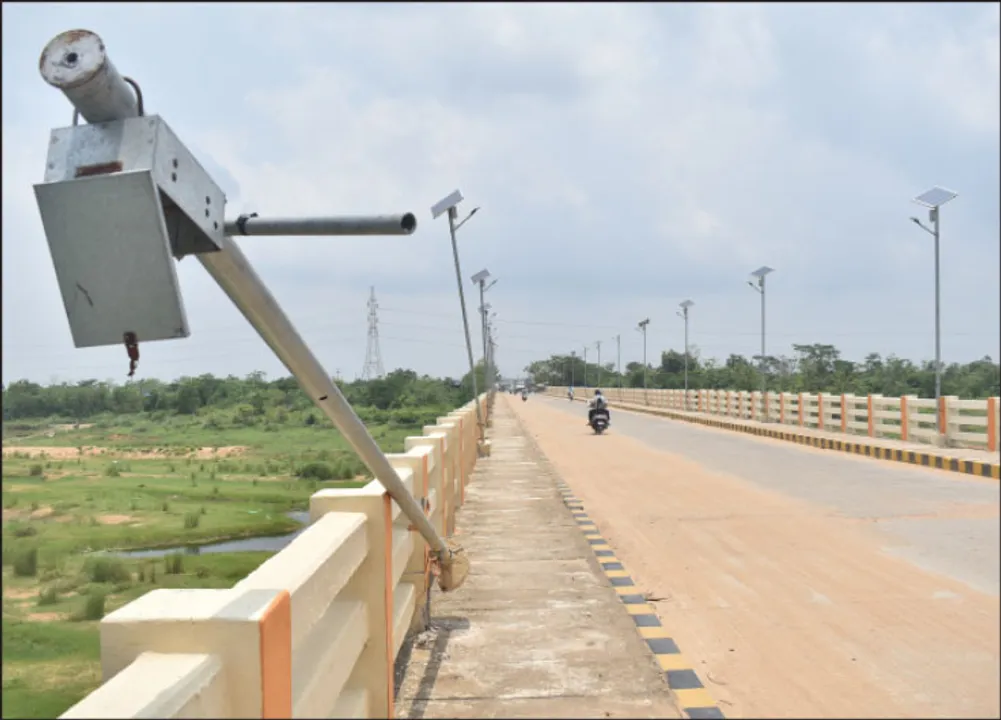  ହୁଗୁଳି ଗଲାଣି ସୋଲାର ଲାଇଟ୍‌ ଖୁଣ୍ଟ, ଅନ୍ଧାରରେ ସେତୁ