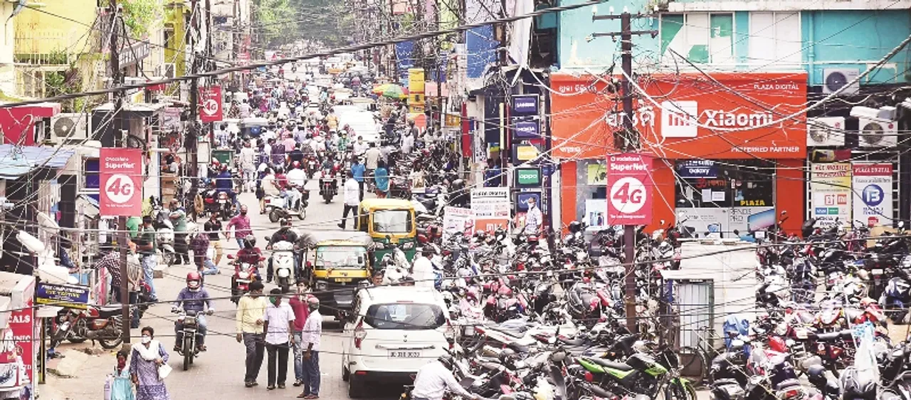  ଲକ୍‌ଡାଉନ୍‌-୪ ପରେ କେନ୍ଦ୍ର ଗୃହ ମନ୍ତ୍ରଣାଳୟ ପକ୍ଷରୁ କଟକଣା ସାମାନ୍ୟ କୋହଳ ହେବା ପରେ ରାଜଧାନୀରେ ଲୋକ ହାଉଯାଉ