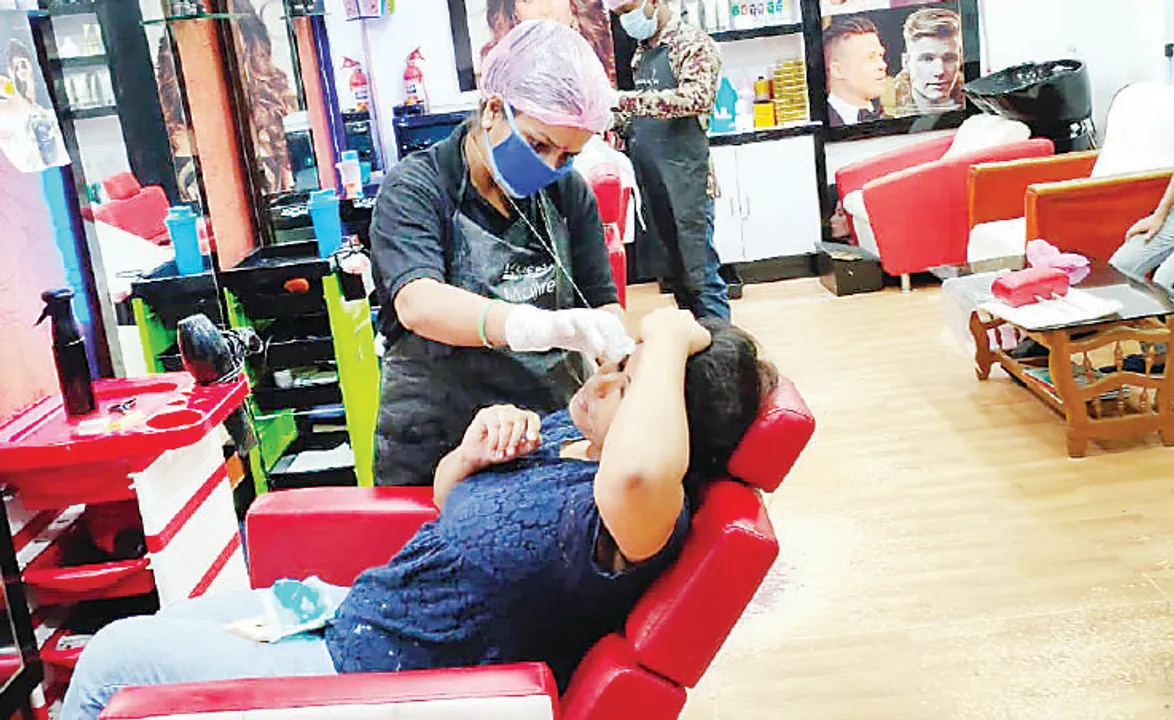  ଦାଉ ସାଧିଲା ରବିବାରିଆ ସଟ୍‌ଡାଉନ୍‌: ସେଲୁନ୍‌ ଓ ପାର୍ଲର ଖୋଲିଲା, ଗ୍ରାହକ ମରୁଡ଼ି