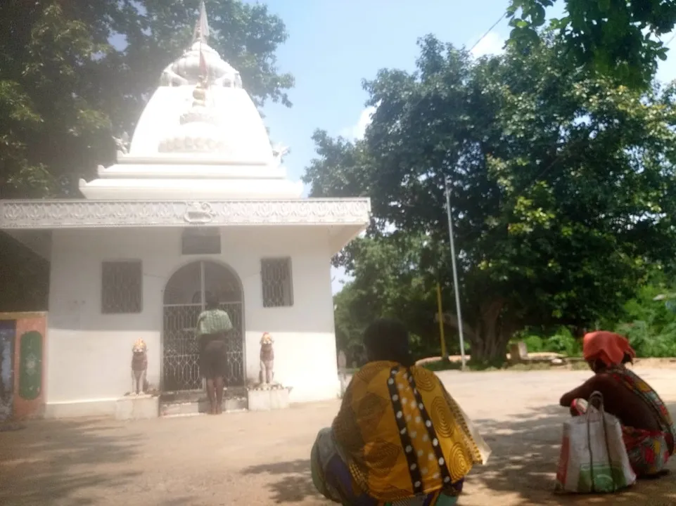  ଖାଁଖାଁ ମନ୍ଦିର ଛାଡି ପାରୁ ନାହାନ୍ତି ଭିକ୍ଷୁ, ଭକ୍ତଙ୍କ ବାଟକୁ ଚାହିଁ ରହିଛନ୍ତି!