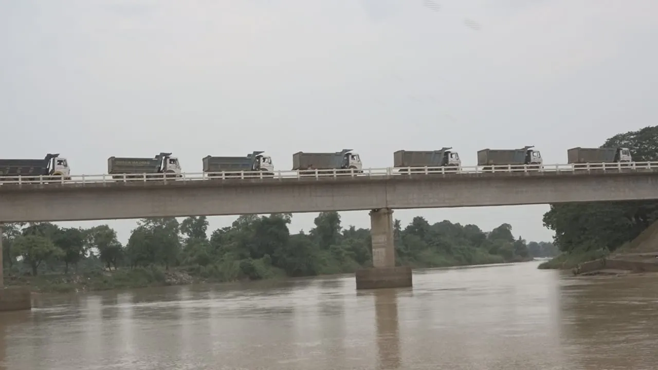  ବରାହ ସେତୁକୁ ବିପଦ ବାଲି ଗାଡି!