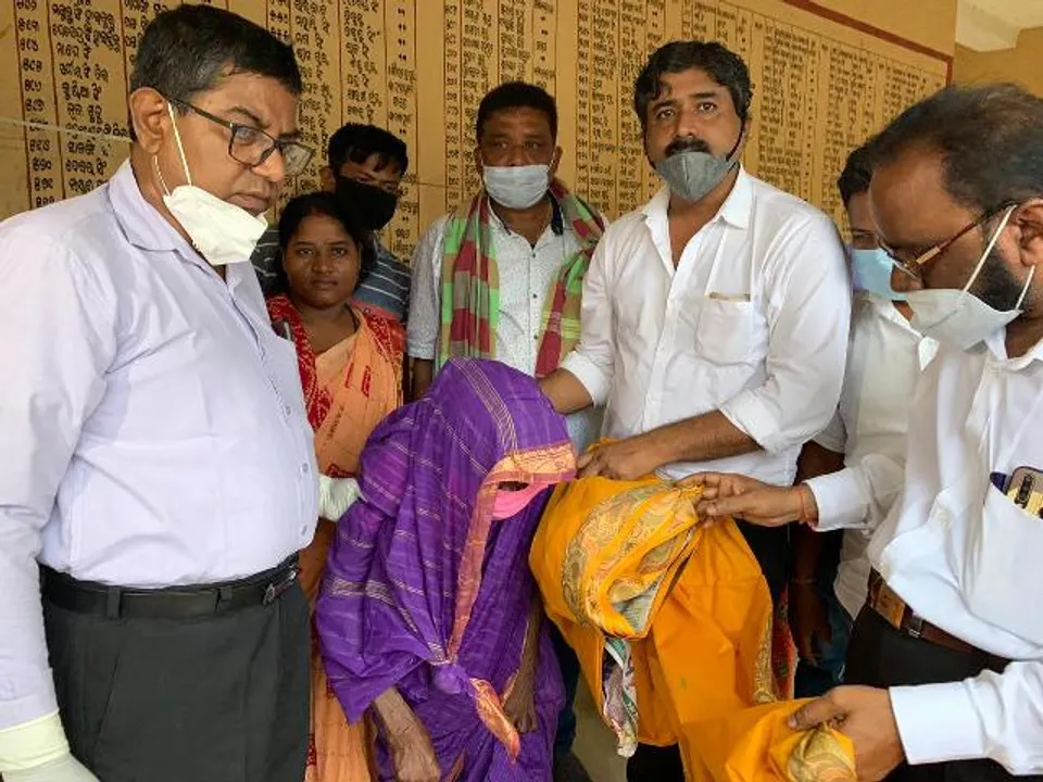  ଆଖିରେ ନଦେଖିଲେ ବିଶ୍ୱାସ କରିହେବନି ବିକାଶର ବାସ୍ତବ ଚିତ୍ର : ଦୀର୍ଘ ୮ ବର୍ଷରୁ ଅଧିକ ସମୟ ଧରି ବଣବୁଦା ଭିତରେ ରହୁଥିବା ଅସହାୟ ବୃଦ୍ଧା ଉଦ୍ଧାର