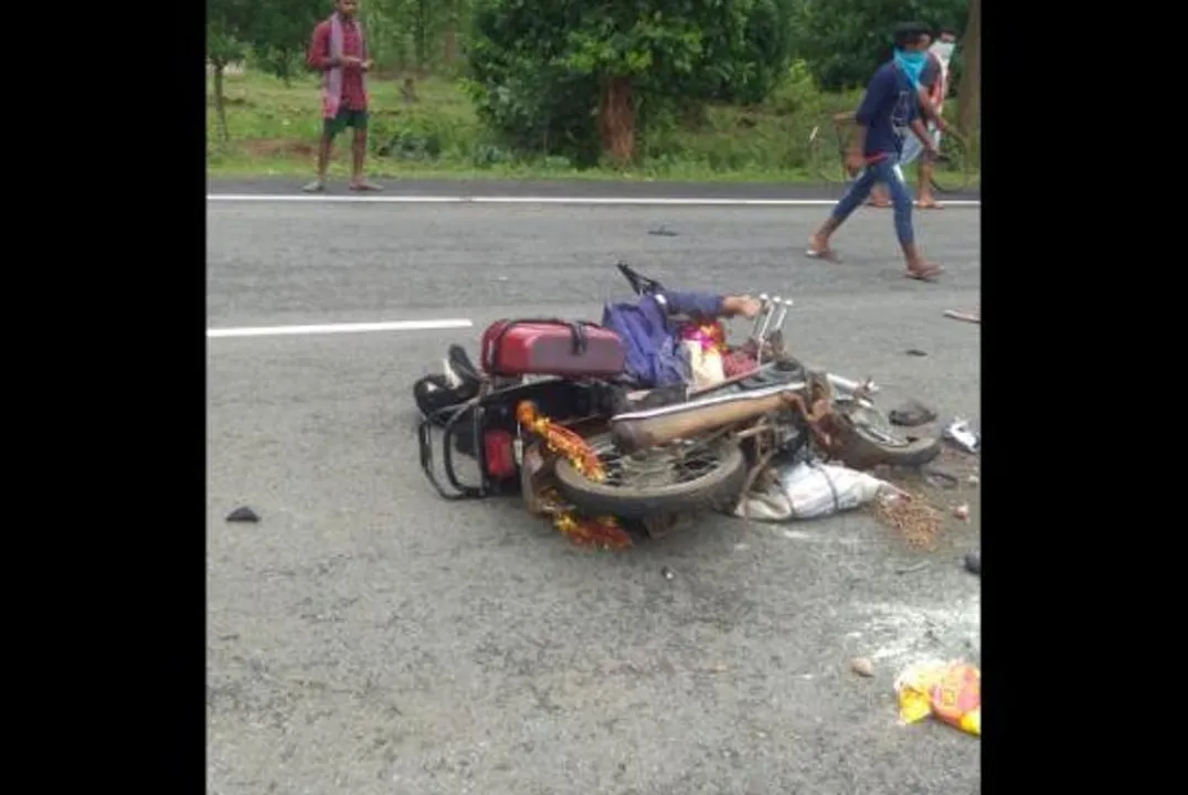  ଏକାଠି ଲେଖାଥିଲା ବାପ-ଝିଅଙ୍କ ମରଣଯୋଗ; ବାଇକ୍‌ ଦୁର୍ଘଟଣାରେ ଚାଲିଗଲା ଜୀବନ