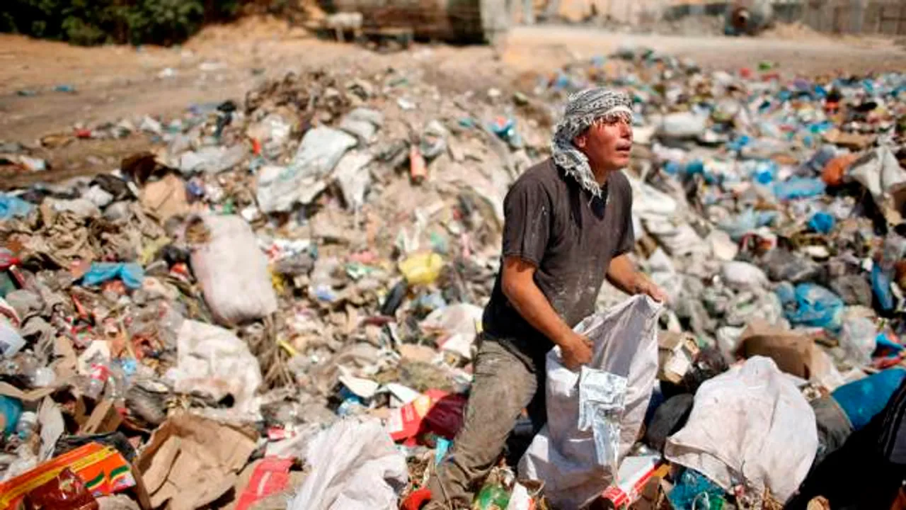  A Palestinian sifts through garbage for salvageable items at a local dump site, in the east of Gaza City September 2, 2013.  REUTERS/Mohammed Salem (GAZA - Tags: ENVIRONMENT SOCIETY) - GM1E9921JCZ01 