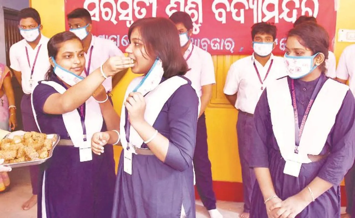  କଟକ ନୟା‌ବଜାରସ୍ଥିତ ସରସ୍ବତୀ ଶିଶୁ ବିଦ୍ୟାମନ୍ଦିରର ଛାତ୍ରଛାତ୍ରୀମାନେ ପରସ୍ପରକୁ ମିଠା ଖୁଆଉଛନ୍ତି 