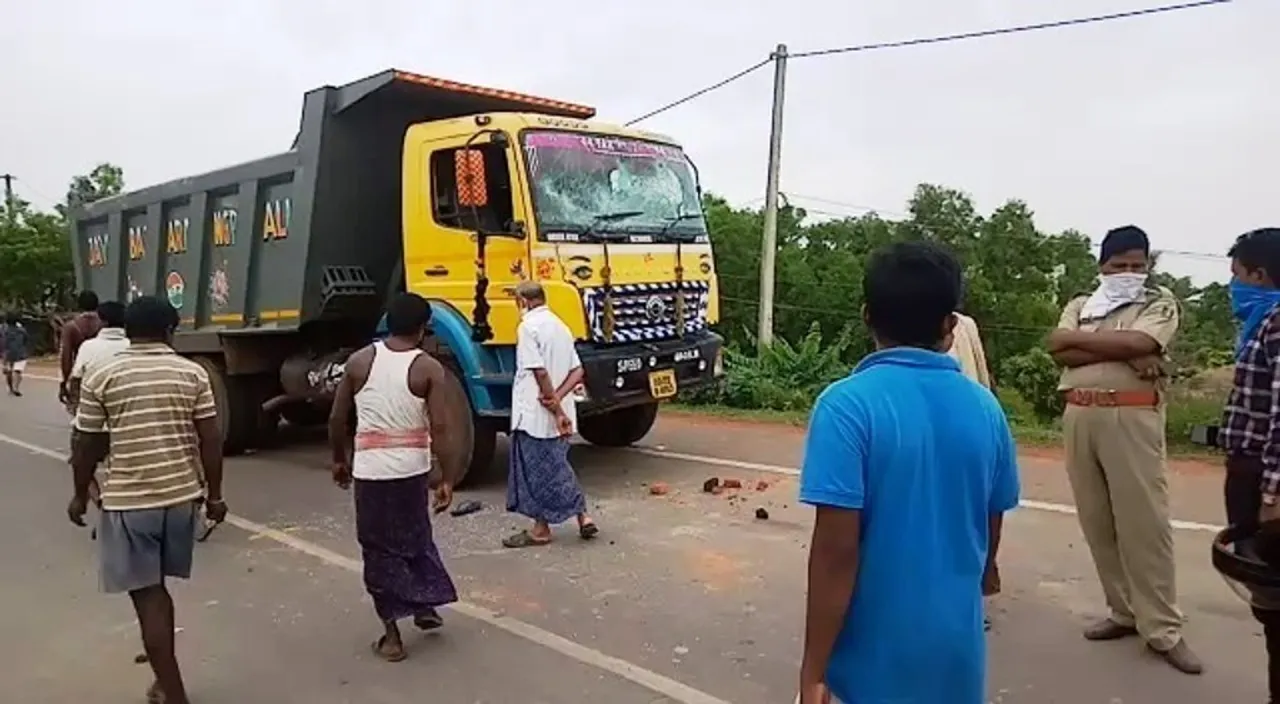  ଡମ୍ପର ଧକ୍କାରେ ଭାଙ୍ଗିଲା ମହିଳାଙ୍କ ଅଣ୍ଟା ହାଡ଼; ଉତ୍ତ୍ୟକ୍ତ ଲୋକ ଭଦ୍ରକ ଓ ଚାନ୍ଦବାଲି ମୁଖ୍ୟ ରାସ୍ତାକୁ ଟାୟାରଜାଳି କଲେ ଅବରୋଧ