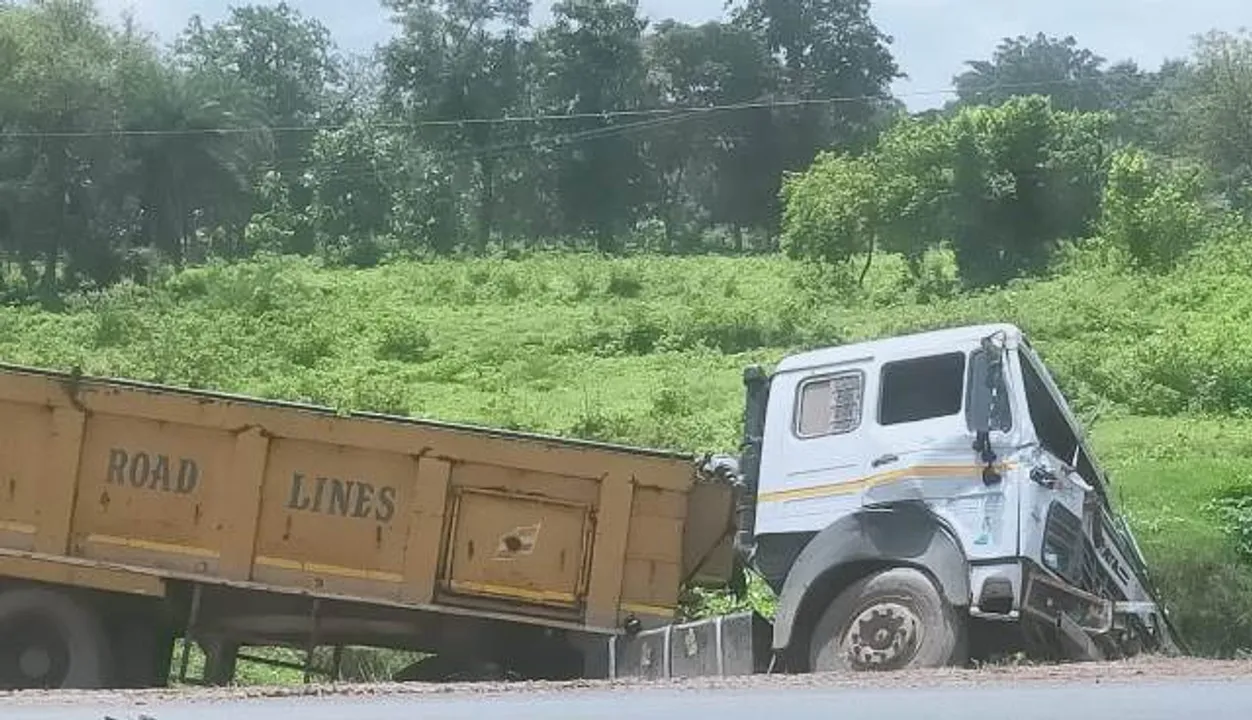  ଟ୍ରକ୍-ତେଲ ଟ୍ୟାଙ୍କର୍ ମୁଁହାମୁହିଁ ଧକ୍କା: ବେସରକାରୀ କଂପାନିର ସାଇଟ୍ ଇନଚାର୍ଜଙ୍କ ମୃତ୍ୟୁ, ଉଭୟ ଗାଡ଼ିର ଚାଳକ ଗୁରୁତର