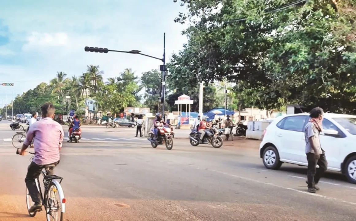  ଏମିତି ଚାଲିଛି ପୁଲିସ ଚେକିଂ: ସାନ ବାବୁ ଧରିଲେ, ବଡ଼ ଛାଡ଼ି ଦେଲେ