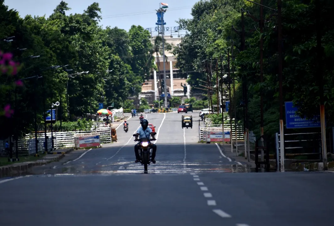  ଶ୍ରାବଣରେ ବିଧାନସଭା ସମ୍ମୁଖ ରାସ୍ତାରେ ଛାଇ ଆଲୁଅର ଖେଳ। (ଫଟୋ: ବିଭୂତି, ଭୁବନେଶ୍ୱର)