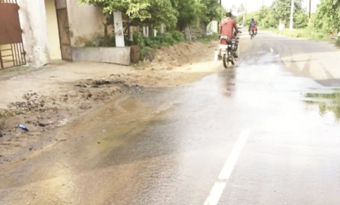  ବ୍ରହ୍ମଗିରି : ପାଇପ୍‌ ଫାଟି ନଷ୍ଟ ହେଉଛି ପାଣି; ପିଇବାକୁ ମିଳୁନି, ରାଜପଥରେ ଭାସୁଛି