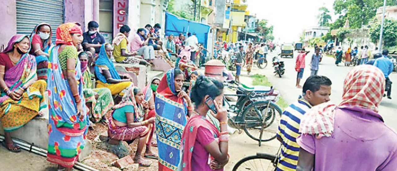  ଶ୍ରମିକ ହାଟରେ କରୋନା କଟକଣାକୁ ଫୁ’