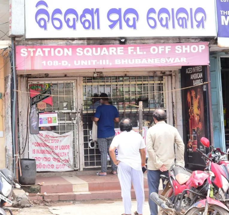  ଭୁବନେଶ୍ବର : ଖୋଲିଲା ମଦ ଦୋକାନ