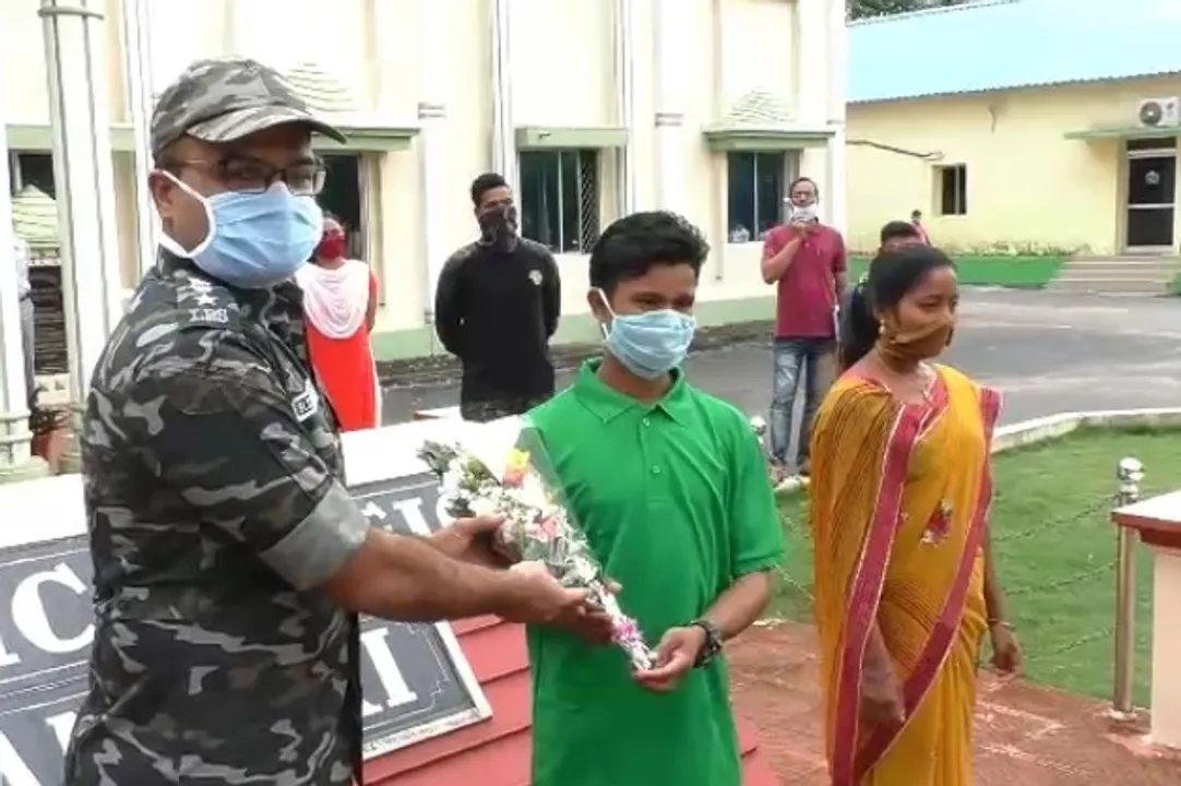  ମାଲକାନଗିରି ଏସ୍‌ପିଙ୍କ ନିକଟରେ ୨ଜଣ ହାର୍ଡ କୋର ନକ୍ସଲଙ୍କ ଆତ୍ମସମର୍ପଣ