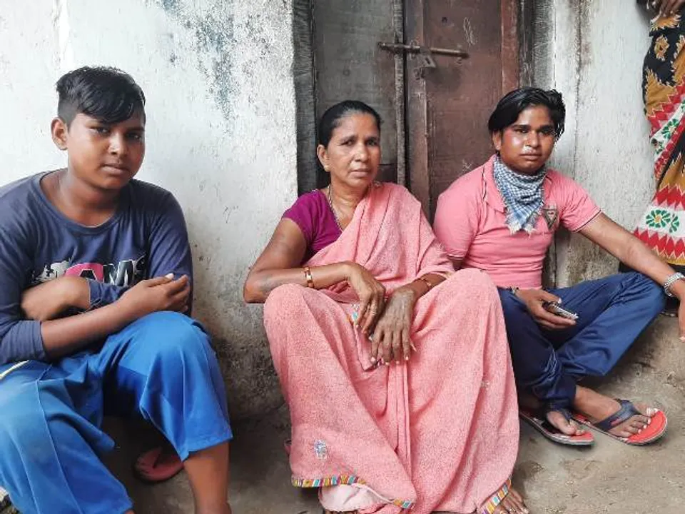  ଲକ୍ ଡାଉନର ଦୁଃଖ: ବାହାଘରକୁ ଆସି  ଉତ୍ତର ପ୍ରଦେଶର ନିଜ ଗାଁକୁ ଫେରି ପାରୁନାହାନ୍ତି ଦୁଇ ପୁଅ ସହ ମହିଳା