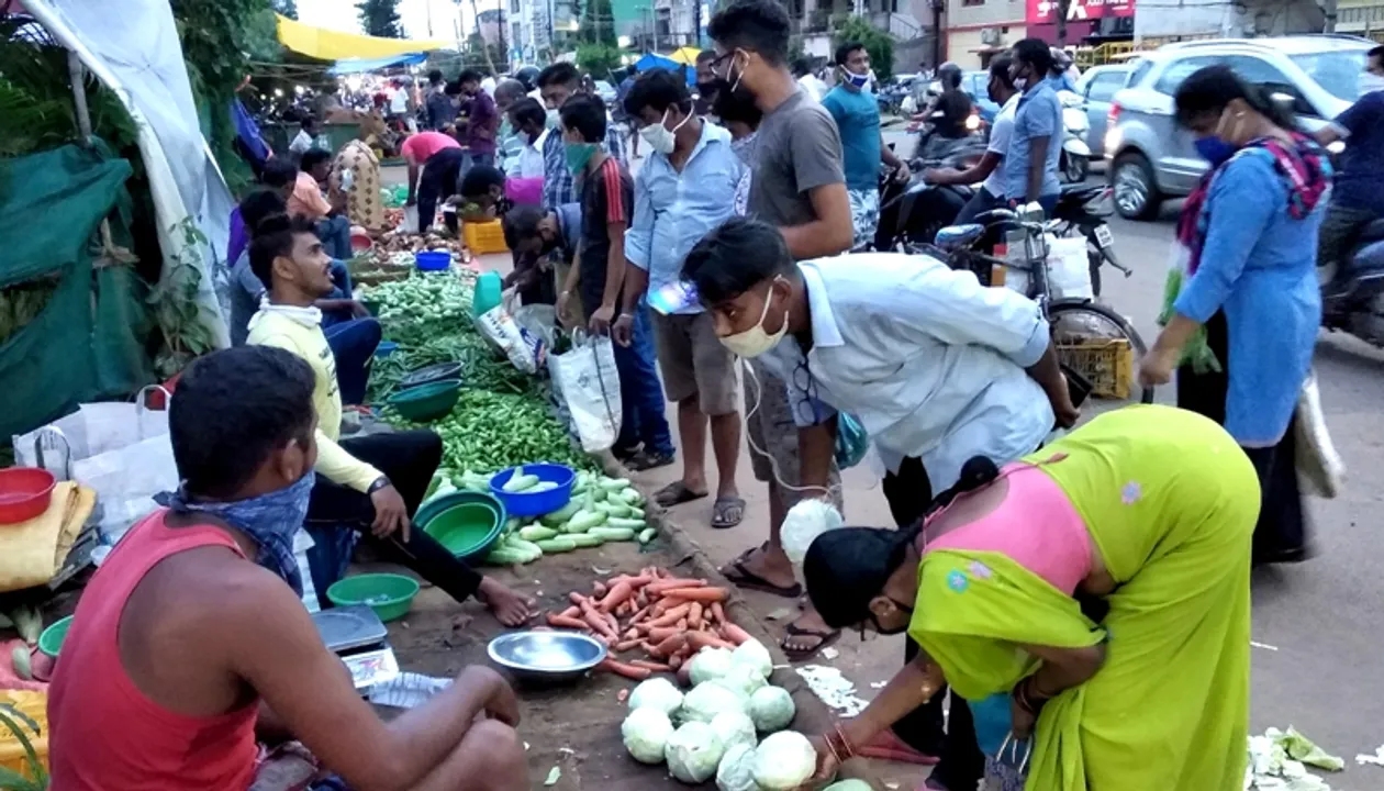  ଲକ୍‌ଡାଉନ୍‌‌‌ ପାଇଁ କମିସନରେଟ୍‌ ପୁଲିସ୍‌ର କଠୋର ଆଭିମୁଖ୍ୟ : ପରିବା ପାଇଁ ଗାଡ଼ି ନେଲେ ଜରିମାନା