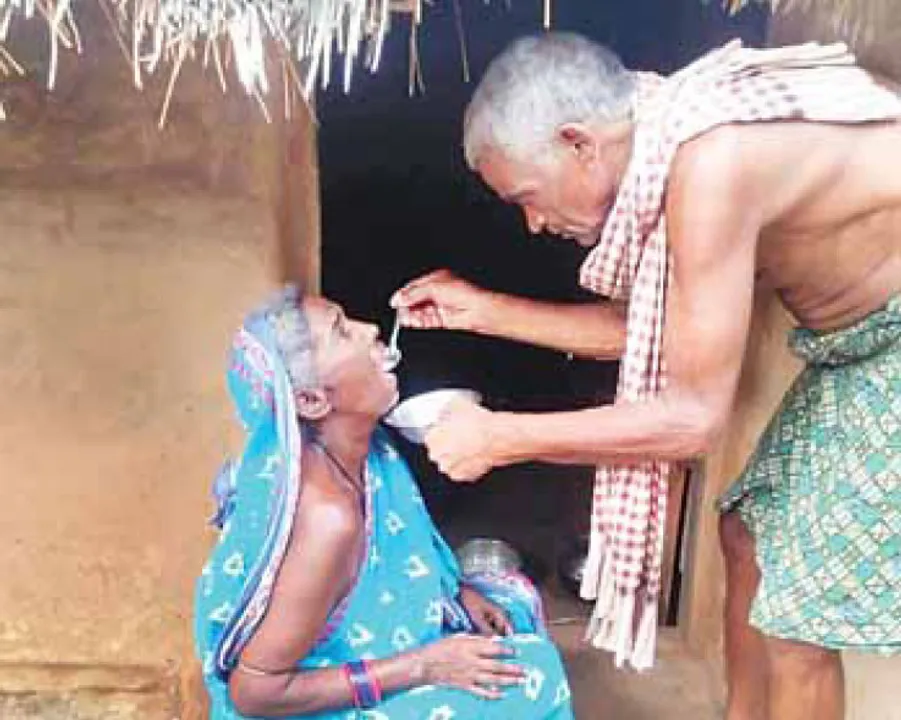  ସେବା ପାଖରେ ହାର୍‌ ମାନିଲା କରୋନା, ପତ୍ନୀ ପଜିଟିଭ୍‌ ହୋଇ ବି ପାଖ ଛାଡ଼ିଲେନି ବୃଦ୍ଧ