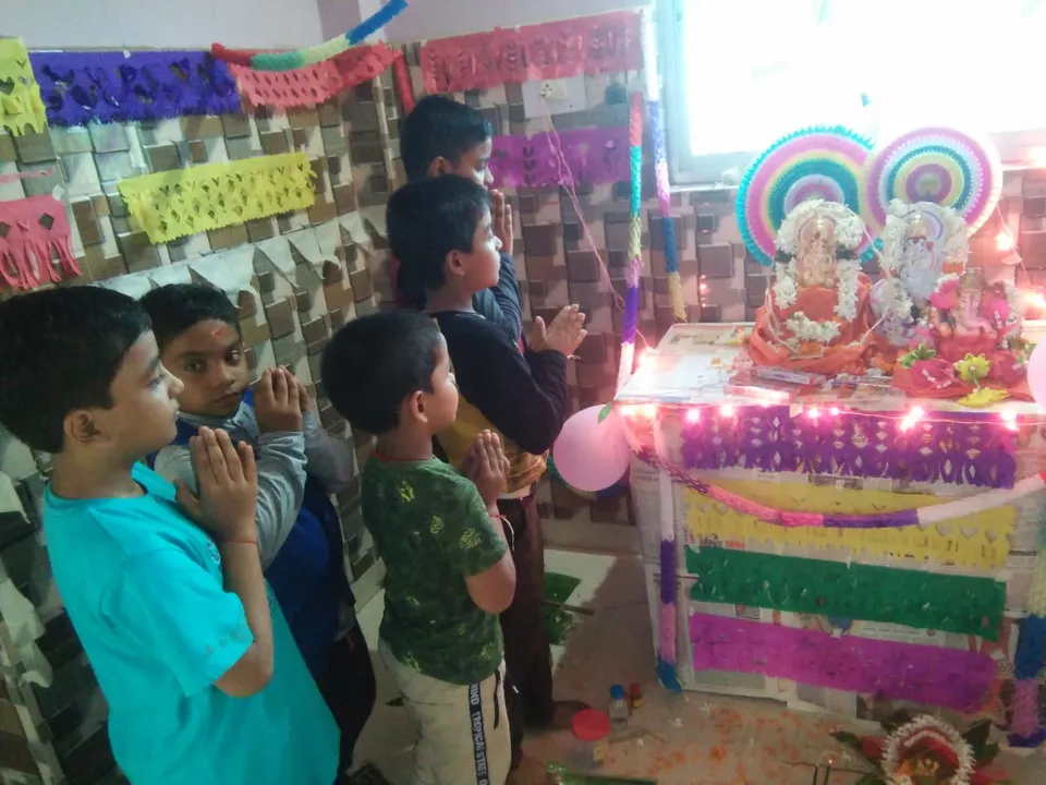  ଭୁବନେଶ୍ୱର: କରୋନା କଟକଣା ଲାଗି ସ୍କୁଲ ଯାଇ ନପାରି ଘରେ ଗଣେଶଙ୍କୁ ପ୍ରାର୍ଥନା କରୁଛନ୍ତି ବାଳକମାନେ।