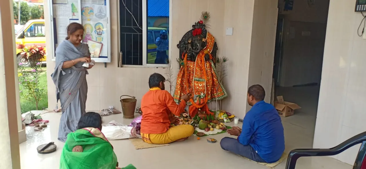  ବିଦ୍ୟାଳୟରେ ନିରାଡ଼ମ୍ବର ଭାବେ ଗଣେଶଙ୍କୁ ପୂଜାର୍ଚ୍ଚନା। (ଫଟୋ: ମନୋଜ ବିଶ୍ୱାଳ, ବାଲେଶ୍ୱର)