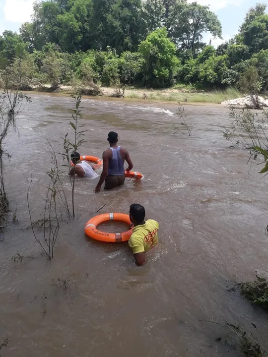  ଖୁଦୁରୁକୁଣୀ ଓଷାରେ ନଦୀରେ ଗାଧୋଇବା ହେଲା କାଳ: ସାନ ଭଉଣୀଙ୍କୁ ଉଦ୍ଧାର କରିବାକୁ ଯାଇ ପାଣିରେ ଭାସିଗଲା ବଡ ଭଉଣୀ