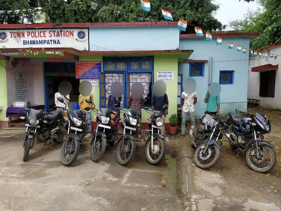  ଭବାନୀପାଟଣାରେ ମୋଟର ସାଇକେଲ ରାକେଟ ଠାବ: ୭ ଯୁବକ ଗିରଫ