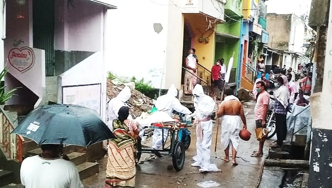  ଶବକୁ ମିଳିଲାନି କାନ୍ଧ : ପିପିଇ କିଟ୍ ପିନ୍ଧି ଟ୍ରଲିରେ ନେଇ ଶେଷକୃତ୍ୟ ସଂପନ୍ନ କଲେ ସ୍ଥାନୀୟ ଯୁବକ