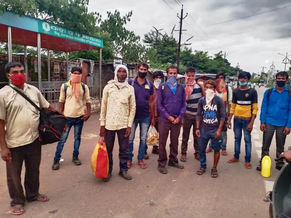  ସରୁନି ଲକଡାଉନ୍ ଦୁଃଖ…, କେରଳରୁ ଚାଲି ଚାଲି ଉତ୍ତରପ୍ରଦେଶ ଅଭିମୁଖେ ୧୨ ଶ୍ରମିକ