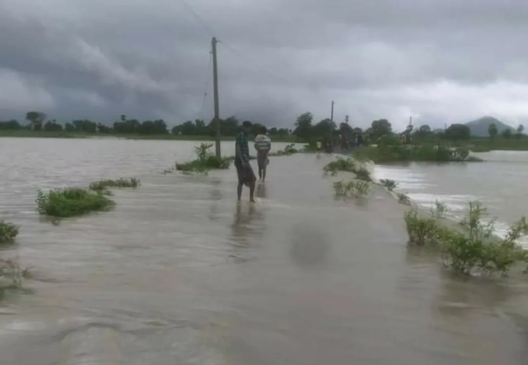  ବୌଦ୍ଧ ଜିଲ୍ଲାରେ ଲଗାଣ ବର୍ଷା: ୫୭ ନମ୍ବର ଜାତୀୟ ରାଜପଥରେ ୩ ଫୁଟର ବନ୍ୟା ଜଳ, ଅନେକ ଗାଁ ବାହ୍ୟ ଜଗତରୁ ବିଛିନ୍ନ