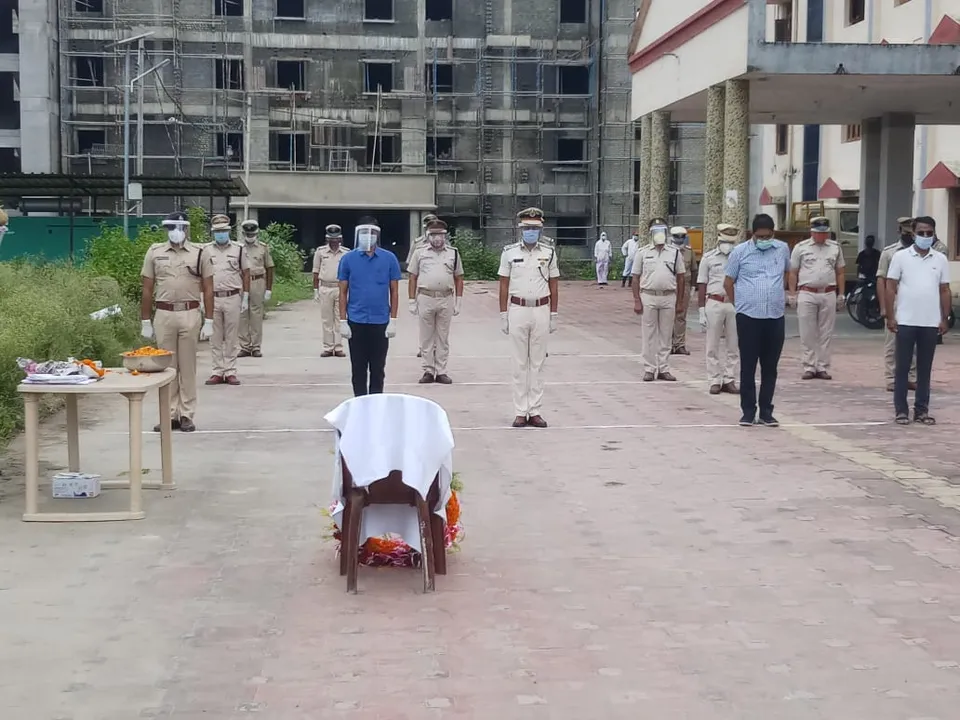  ସମ୍ବଲପୁରରେ ପୁଲିସ କର୍ମଚାରୀଙ୍କ ମୃତ୍ୟୁ, ଜିଲ୍ଲାରେ ଆଖିବୁଜିଲେ ପ୍ରଥମ କ‌ୋଭିଡ୍ ଯୋଦ୍ଧା