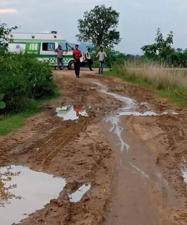  ରାସ୍ତା ଦୂରବସ୍ଥା ଯୋଗୁଁ ଯାଇ ପାରିଲାନି ଅମ୍ବୁଲାନ୍‌ସ; ଖଟରେ ବୁହା ହୋଇ ଆସିଲେ ଗର୍ଭବତୀ