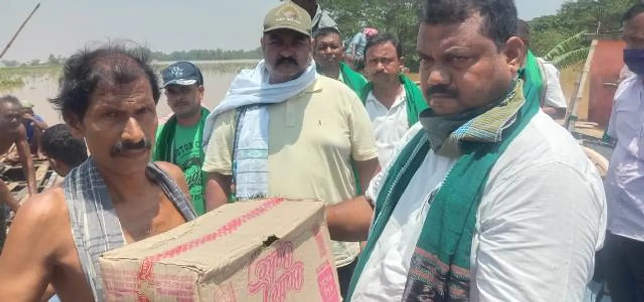  ବନ୍ୟାଞ୍ଚଳରେ ଆଳି ବିଧାୟକ, ସମସ୍ୟା ବୁଝି ବାଣ୍ଟିଲେ ଶୁଖିଲା ଖାଦ୍ୟ