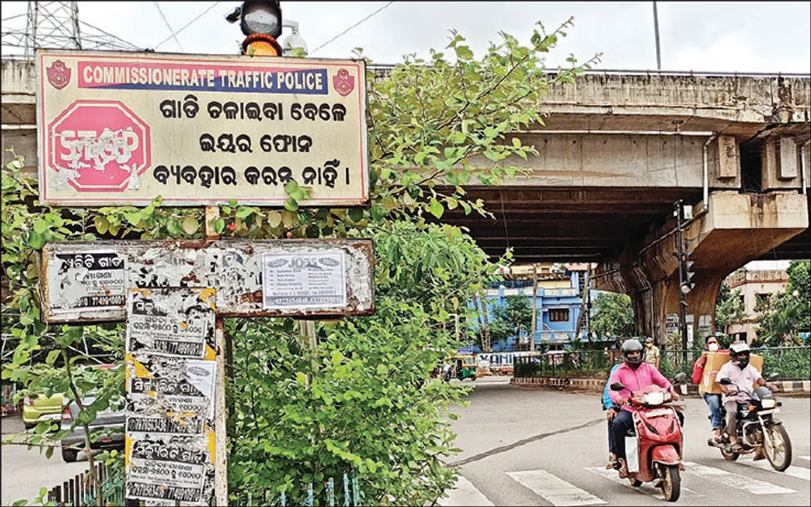  ଗାଡ଼ି ଚଳାଇବା ବେଳେ ଇଅର ଫୋନ୍‌ ବ୍ୟବହାର କଲେ ବାତିଲ ହେବ ଲାଇସେନ୍ସ